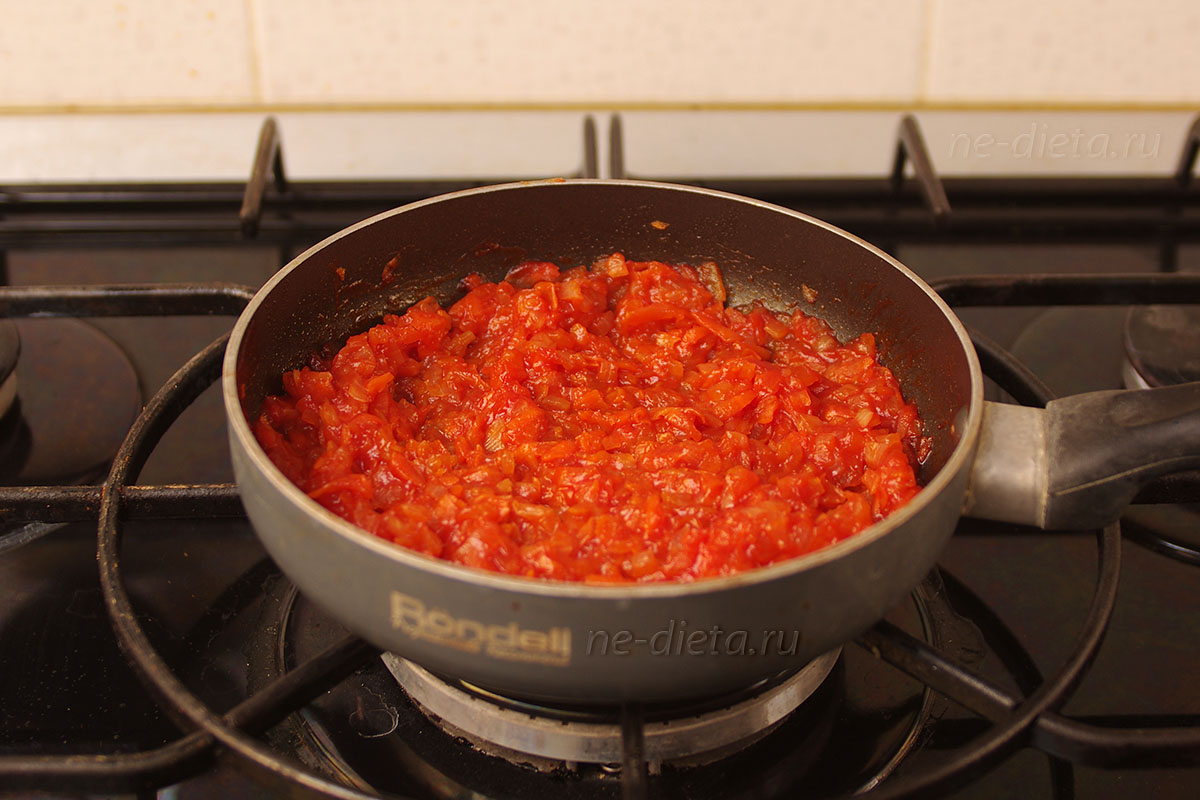 Тушеная капуста в кастрюле с томатной пастой. Зажарка. Надо ли в тушеную капусту добавлять томатную пасту.